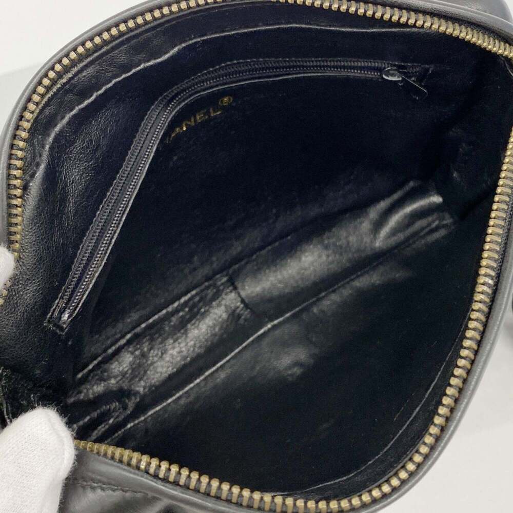 CHANEL Black Lambskin Leather Shoulder Bag - Picture 4 of 10